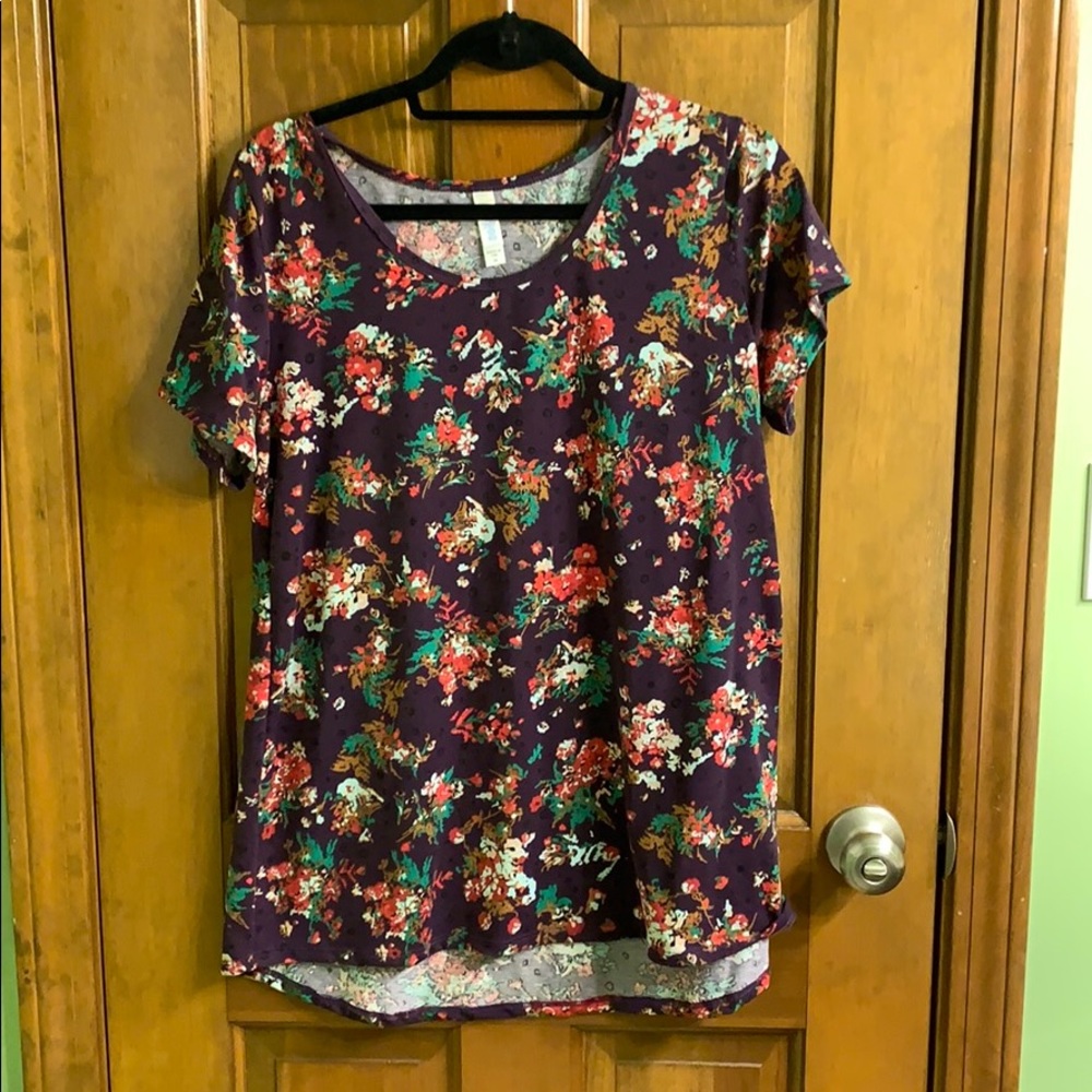 LulaRoe Medium Classic T